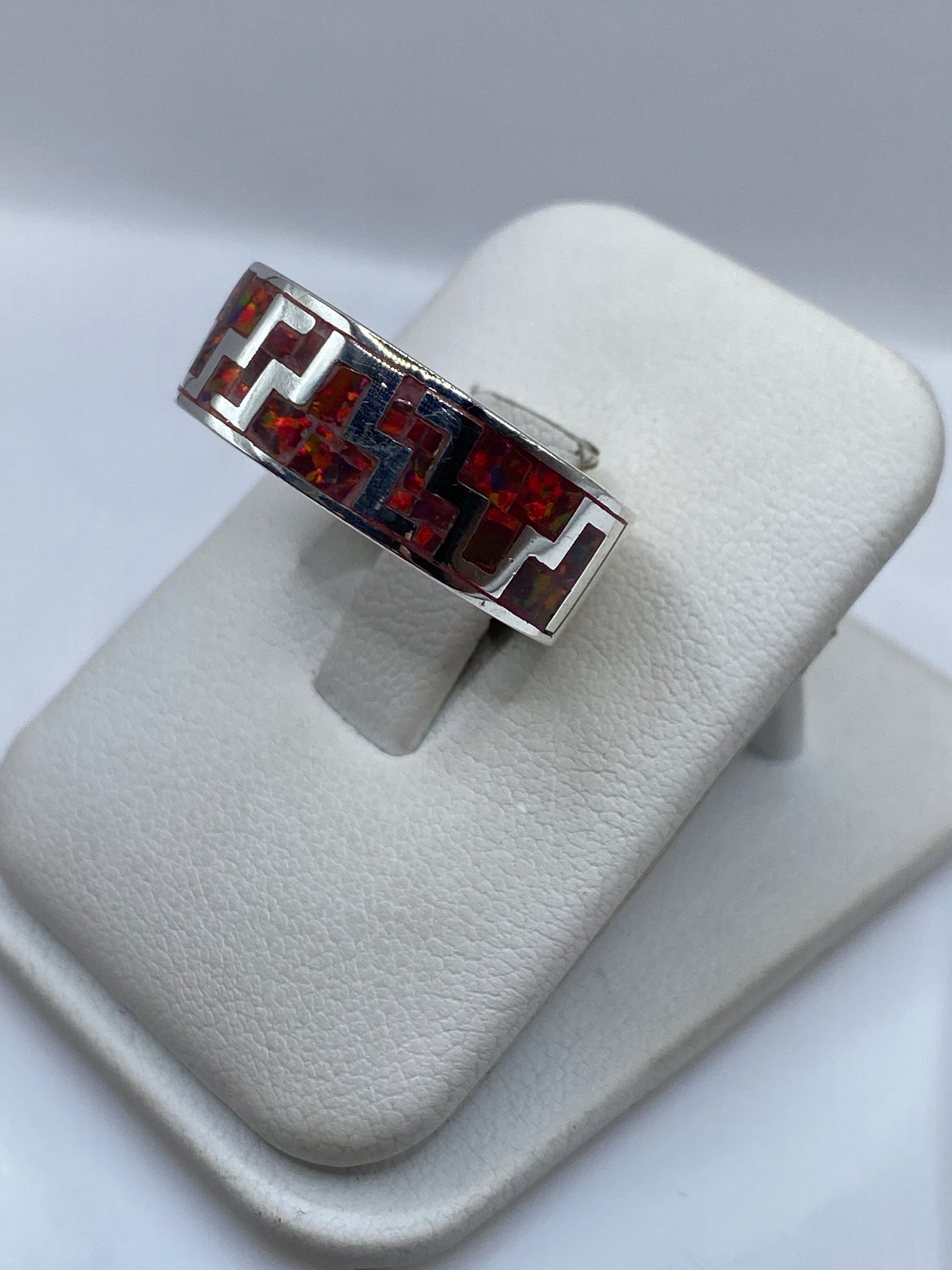 Vista frontal del anillo mostrando el juego cromático del ópalo de fuego auténtico