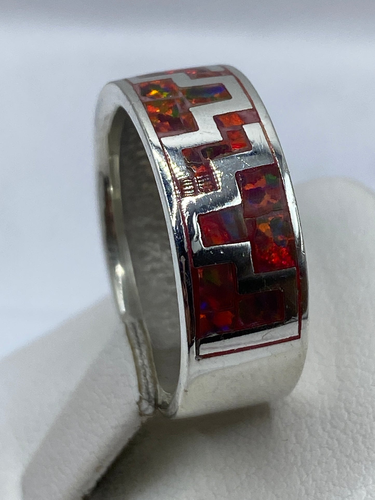 Detalle lateral del anillo étnico en plata .950 con engaste de ópalo multicolor