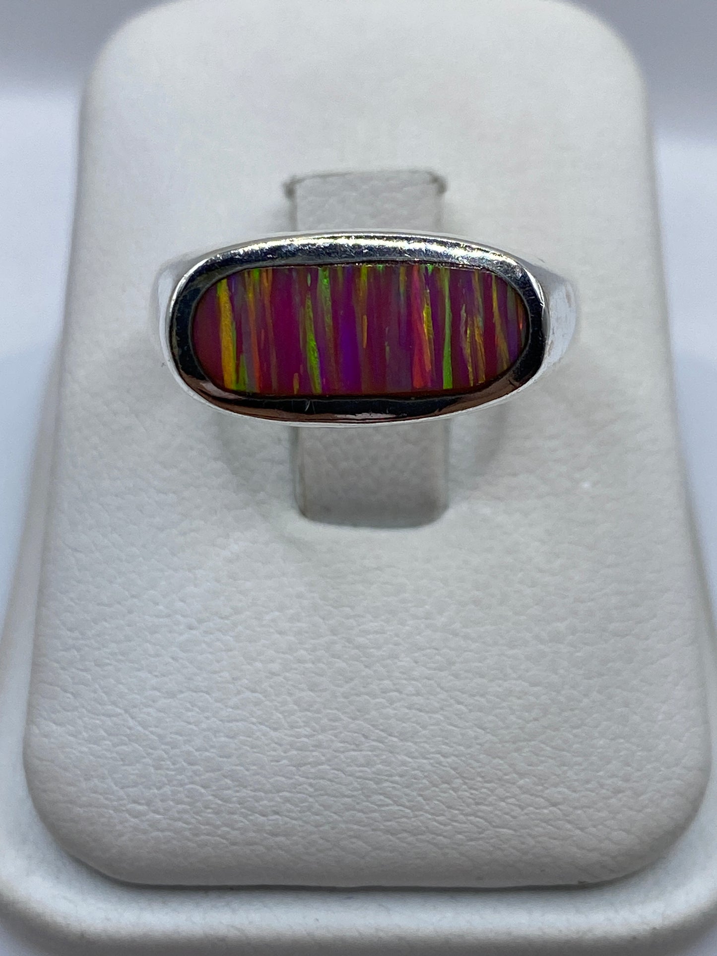 Anillo de plata con ópalo de fuego natural rosa en estuche blanco