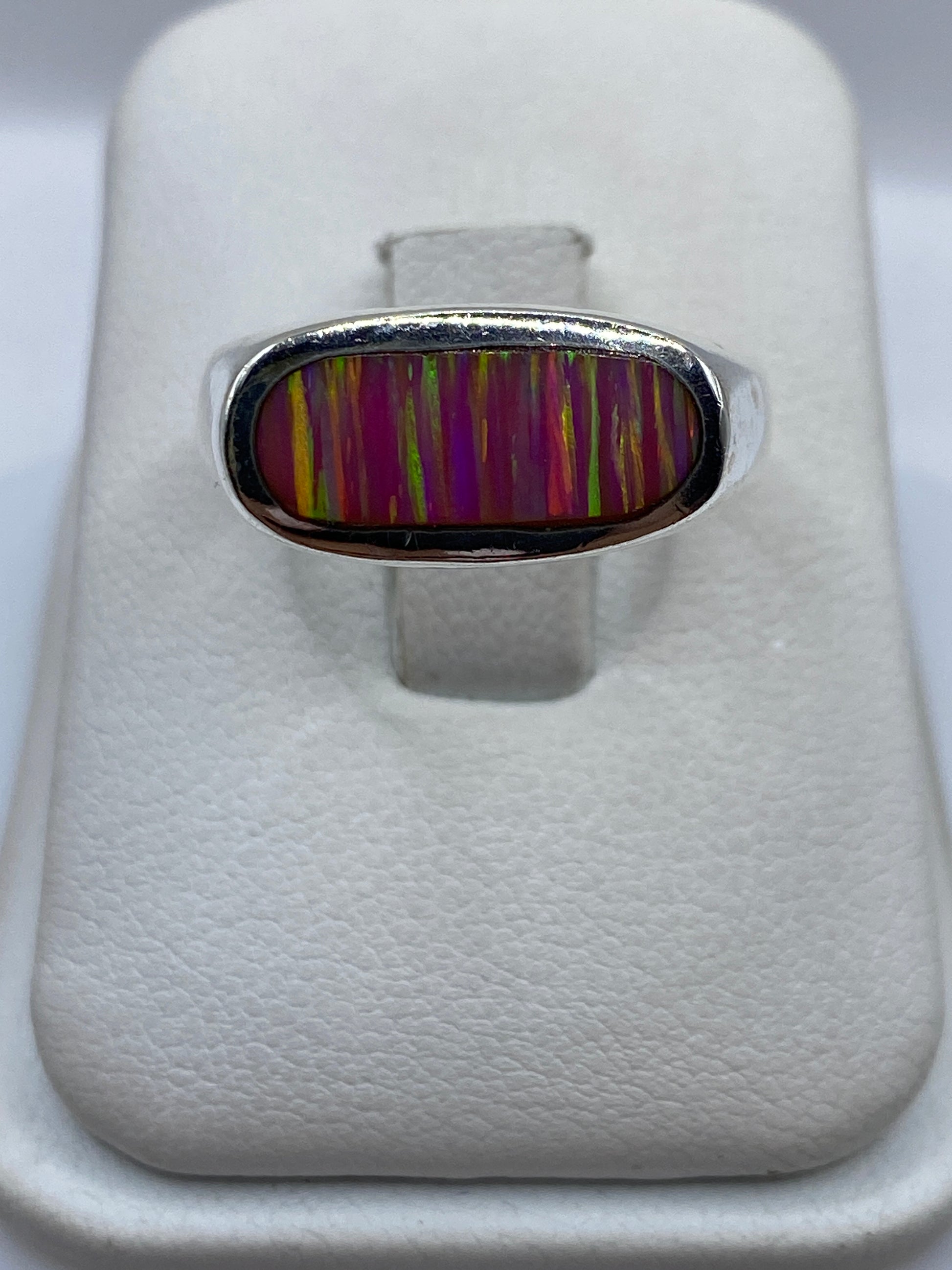 Anillo de plata con ópalo de fuego natural rosa en estuche blanco