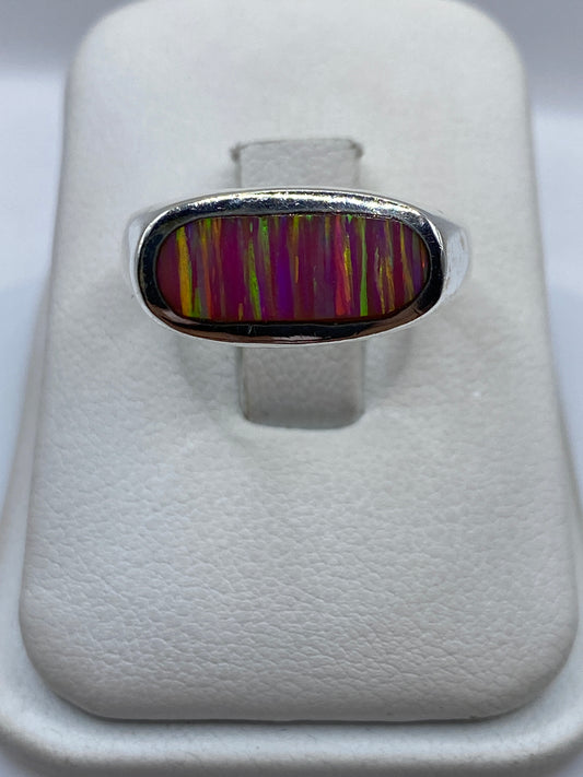 Anillo de plata con ópalo de fuego natural rosa en estuche blanco