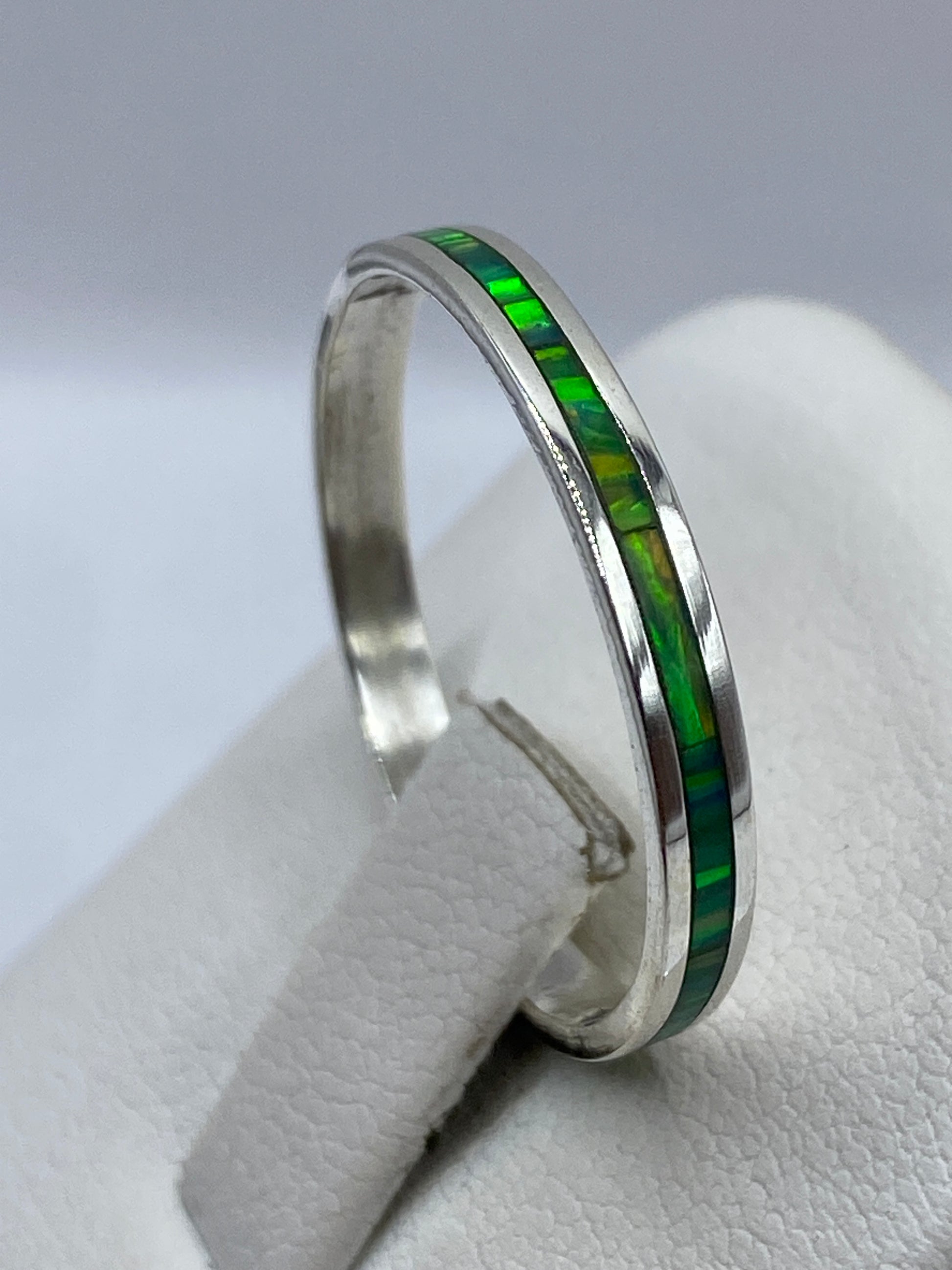 Detalle del engaste del ópalo de fuego con juego de color verde limón en plata .950