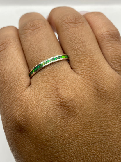 Anillo en mano mostrando el perfil delgado y elegante de la banda de plata pura