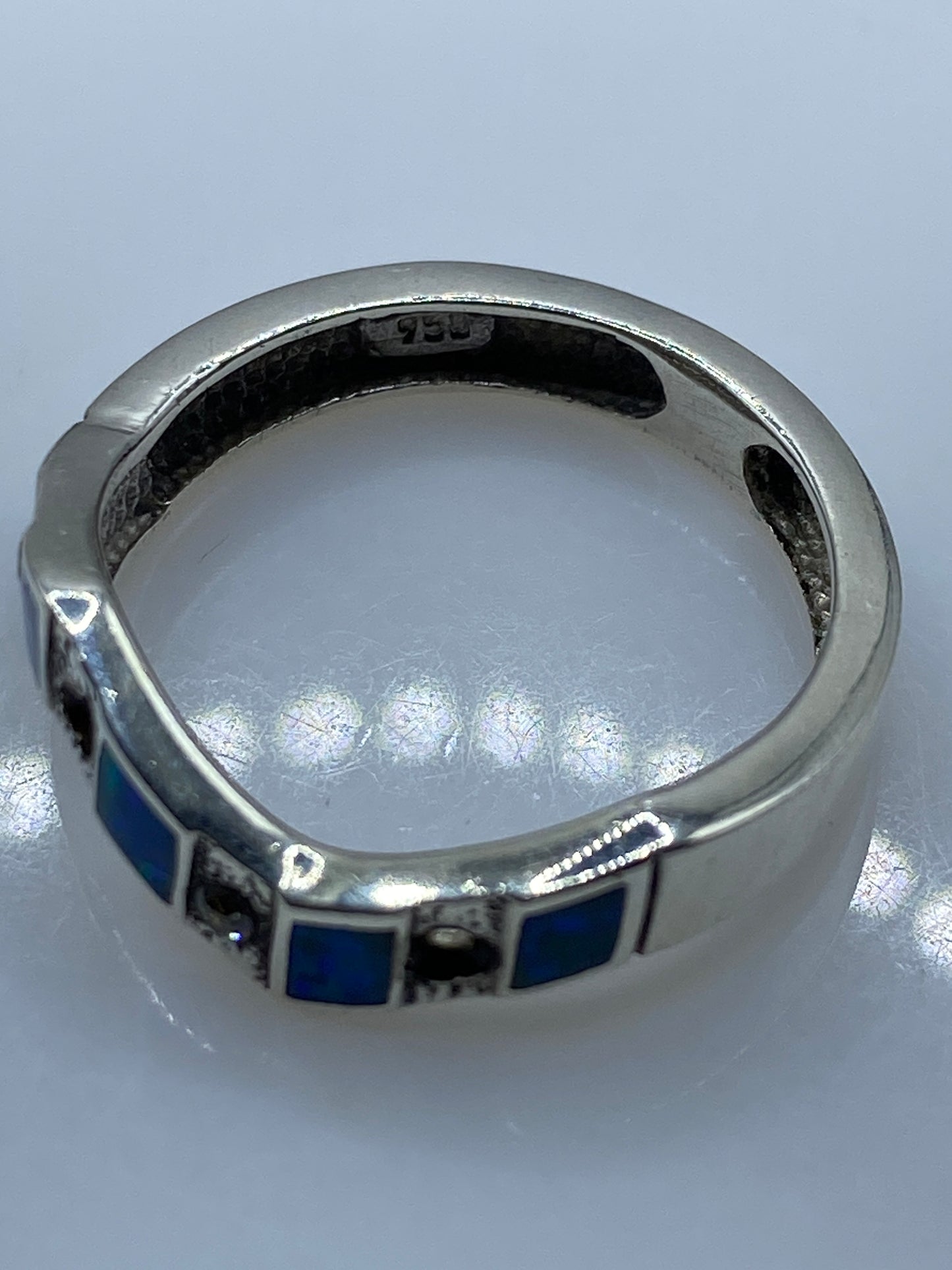Anillo en dedo de mujer mostrando la iridiscencia natural del ópalo