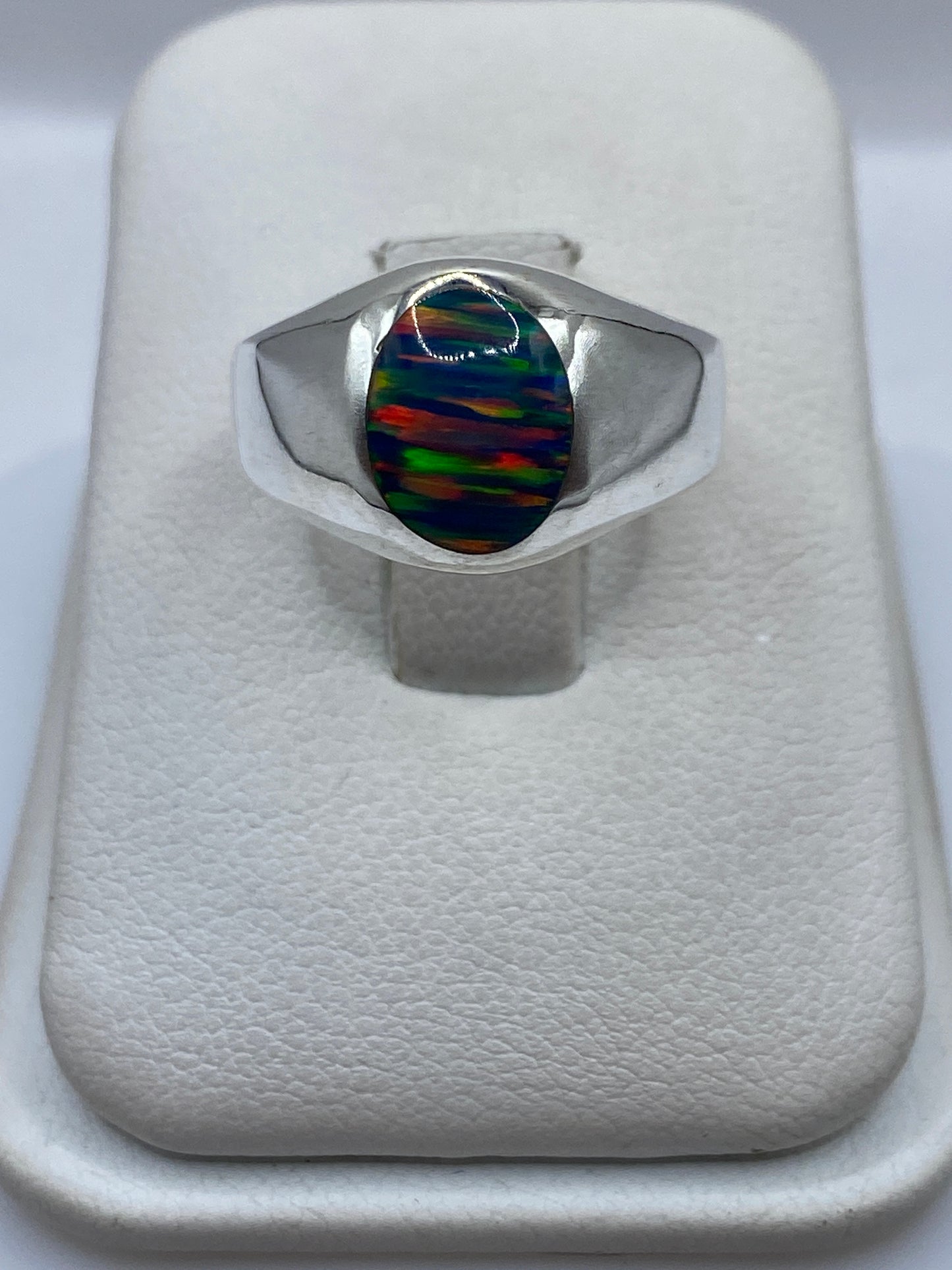 Anillo solitario ópalo de fuego multicolor en plata 950, vista frontal en estuche blanco
