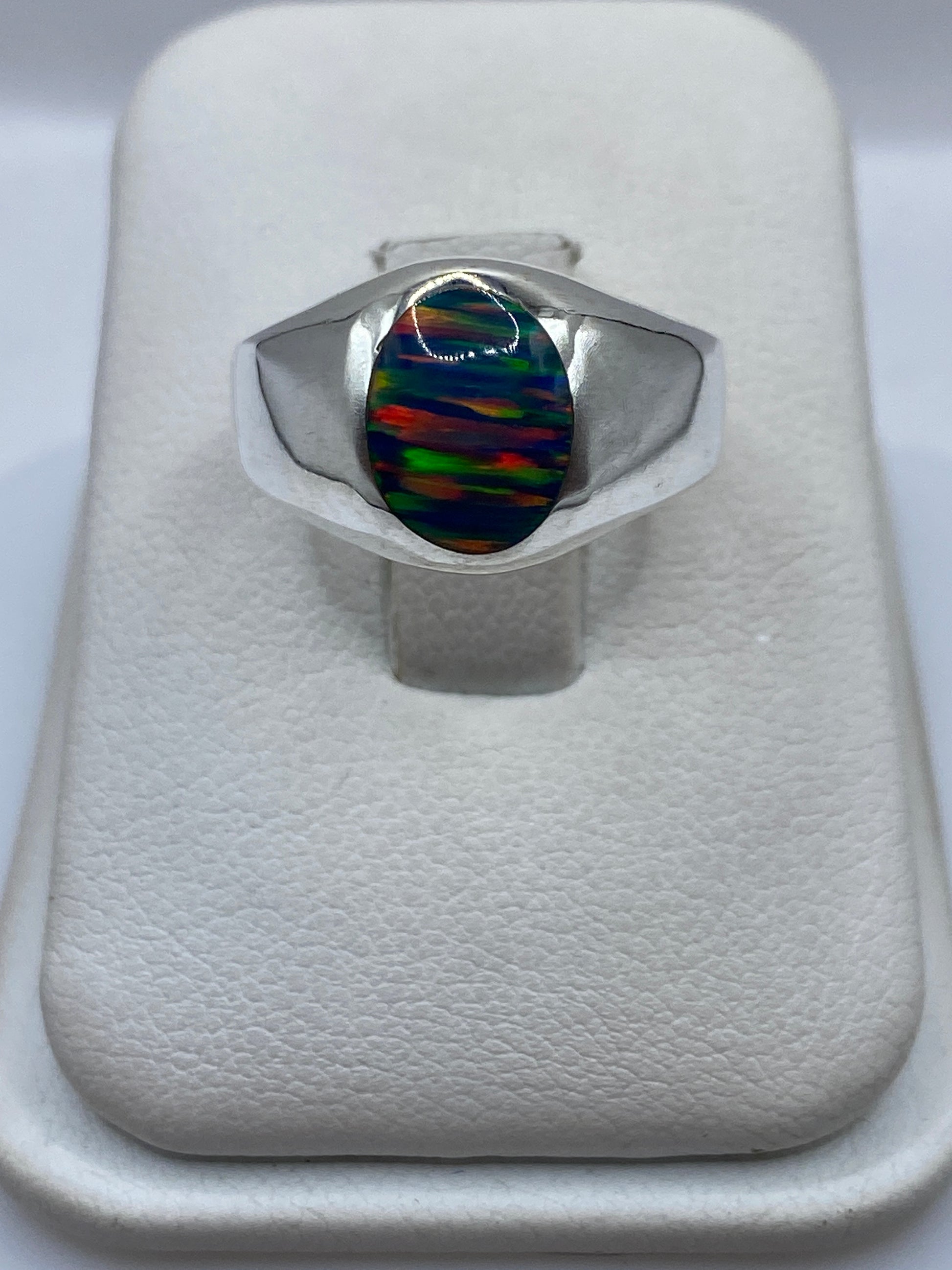 Anillo solitario ópalo de fuego multicolor en plata 950, vista frontal en estuche blanco