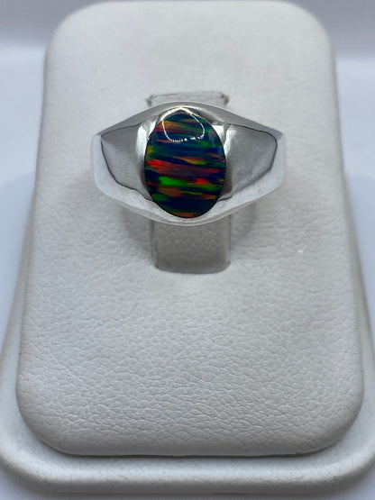 Anillo solitario ópalo de fuego multicolor en plata 950, vista frontal en estuche blanco