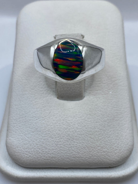 Anillo solitario ópalo de fuego multicolor en plata 950, vista frontal en estuche blanco