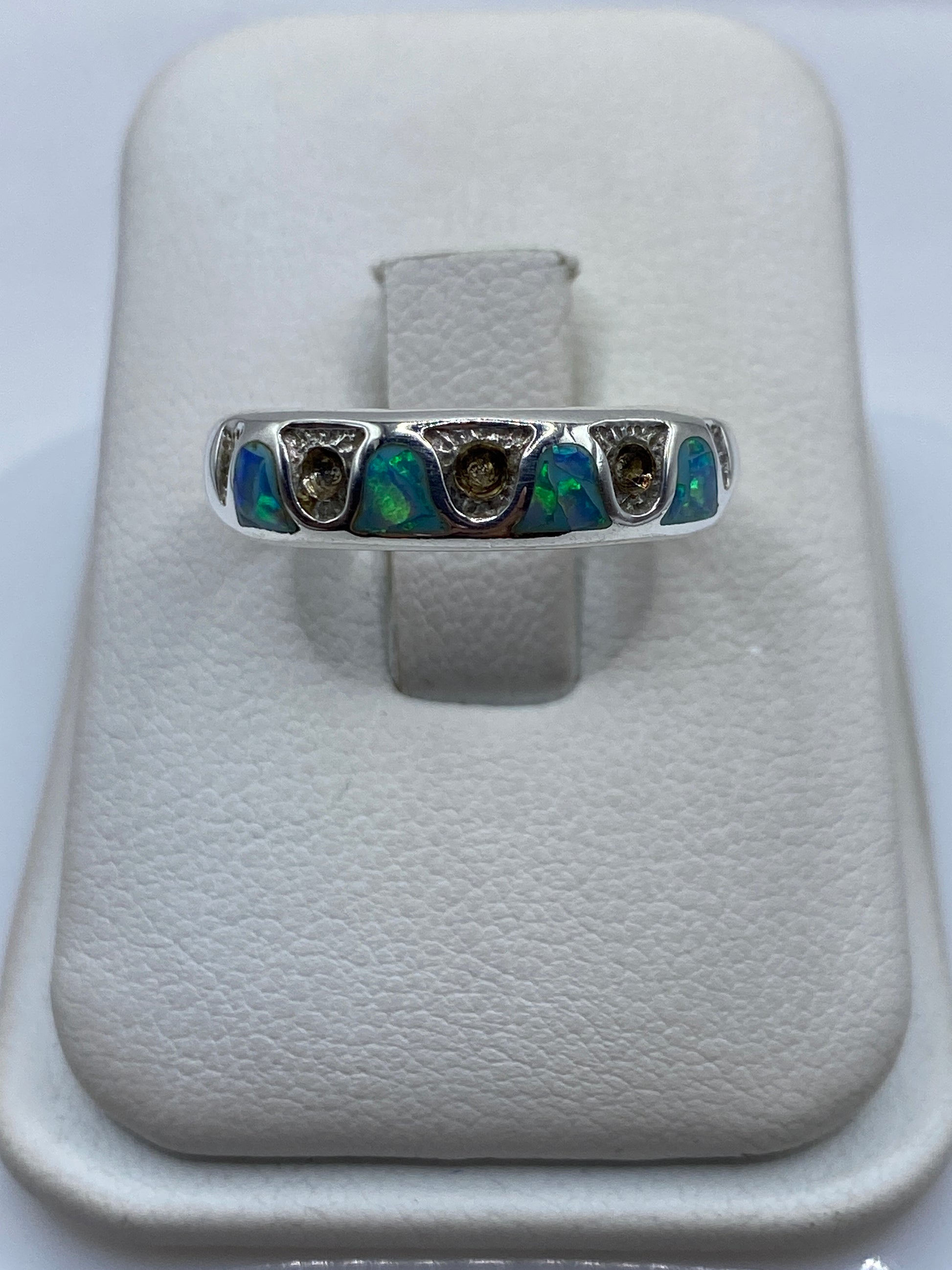 Anillo de plata .950 con ópalo de fuego azul cielo, visto de frente en estuche blanco