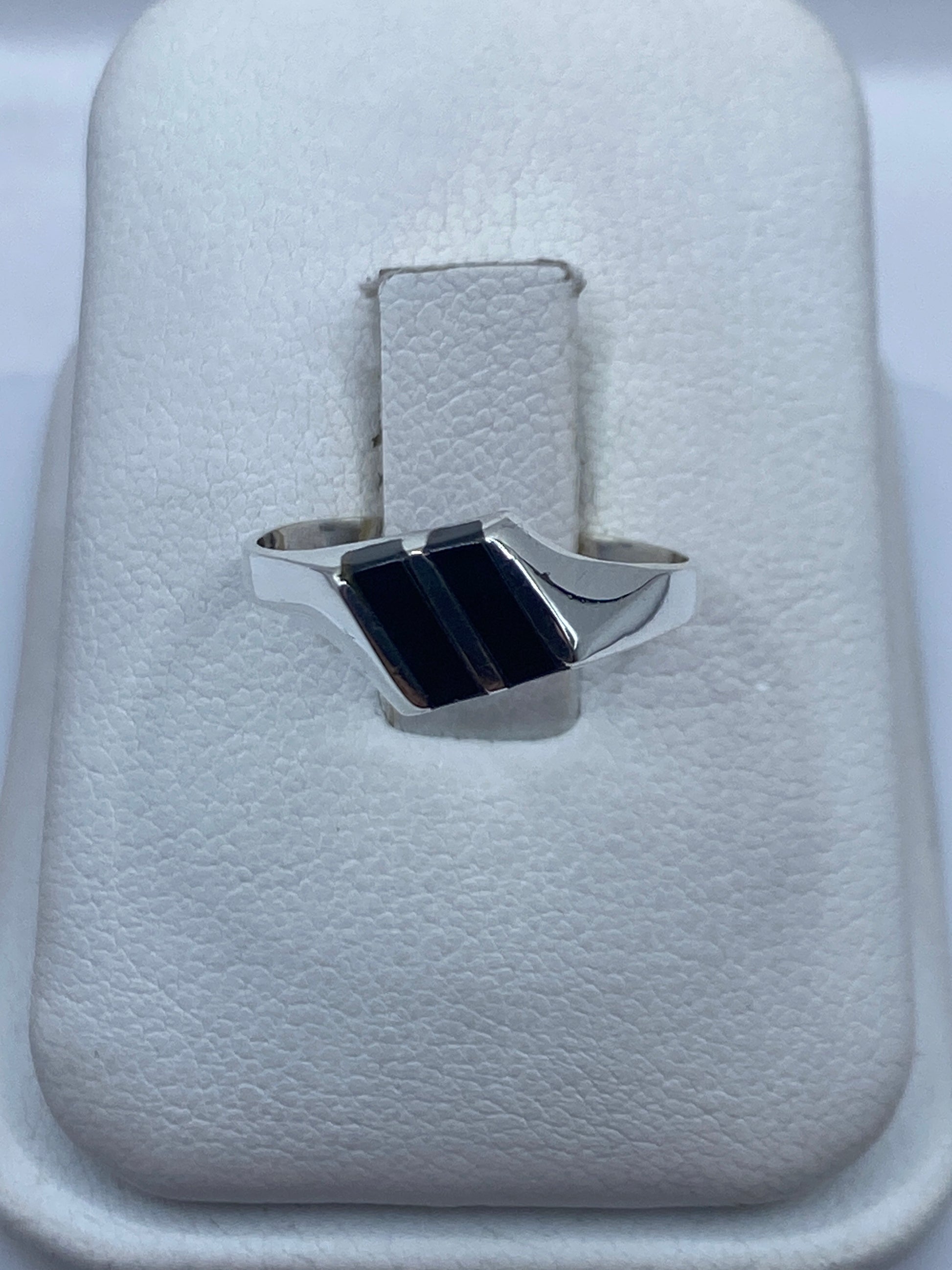 Anillo de plata .925 con ónix negro pulido, vista frontal en el dedo