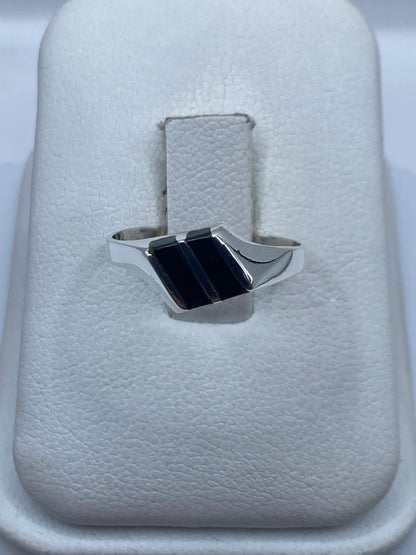 Anillo de plata .925 con ónix negro pulido, vista frontal en el dedo