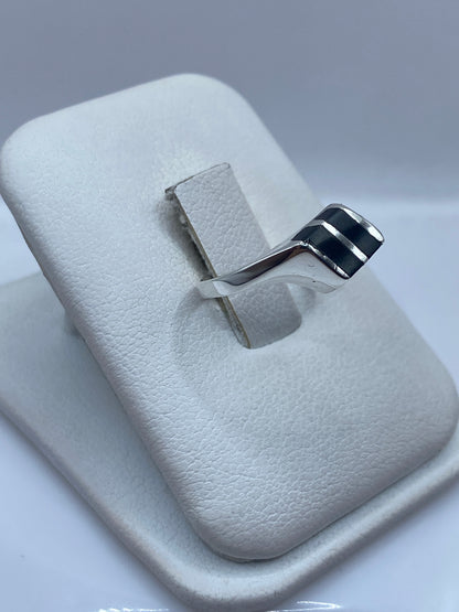Detalle de la banda lisa de plata y la piedra ónix brillante