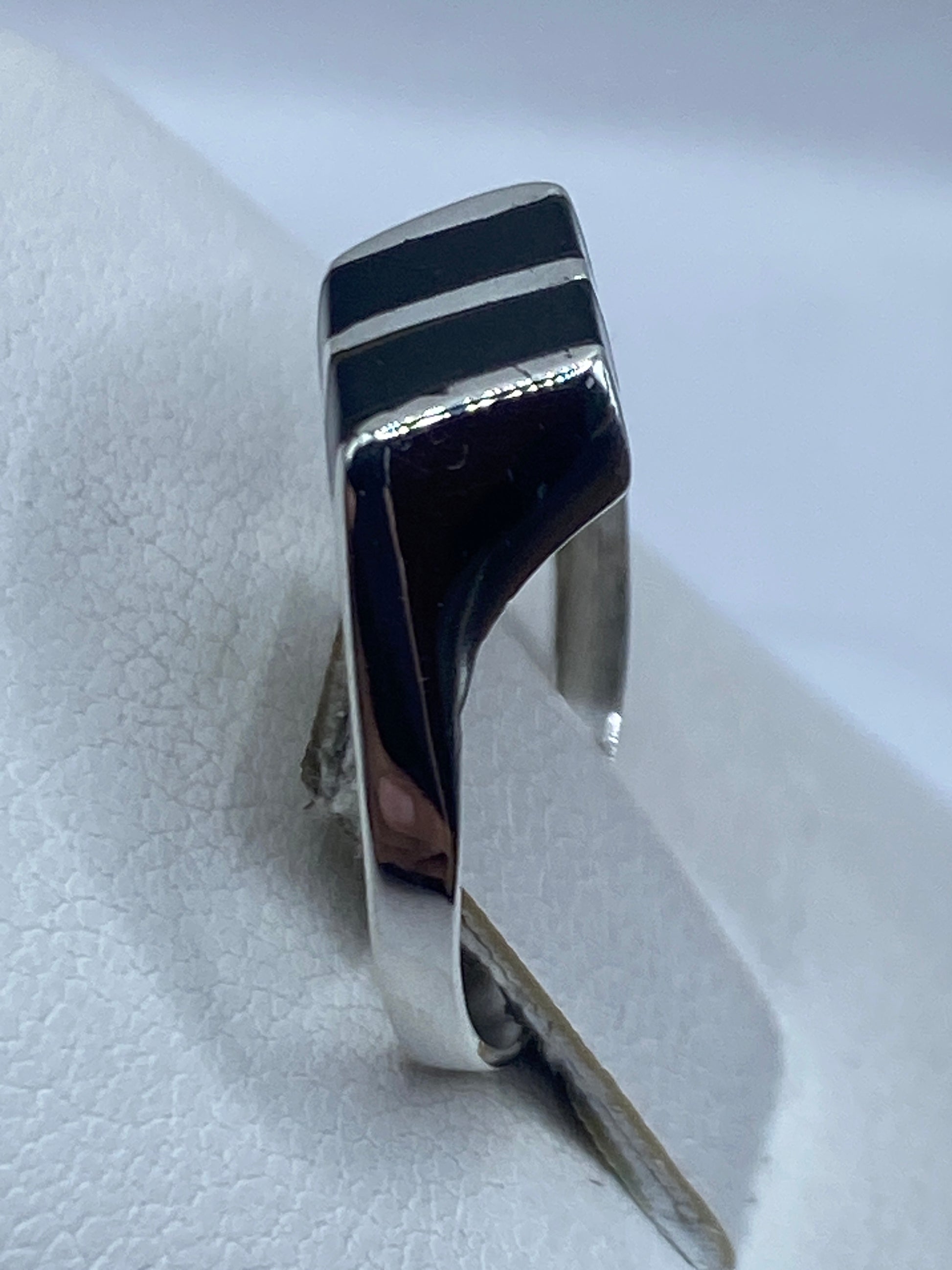 Anillo minimalista sobre blanco mostrando el sello .925 MEXICO