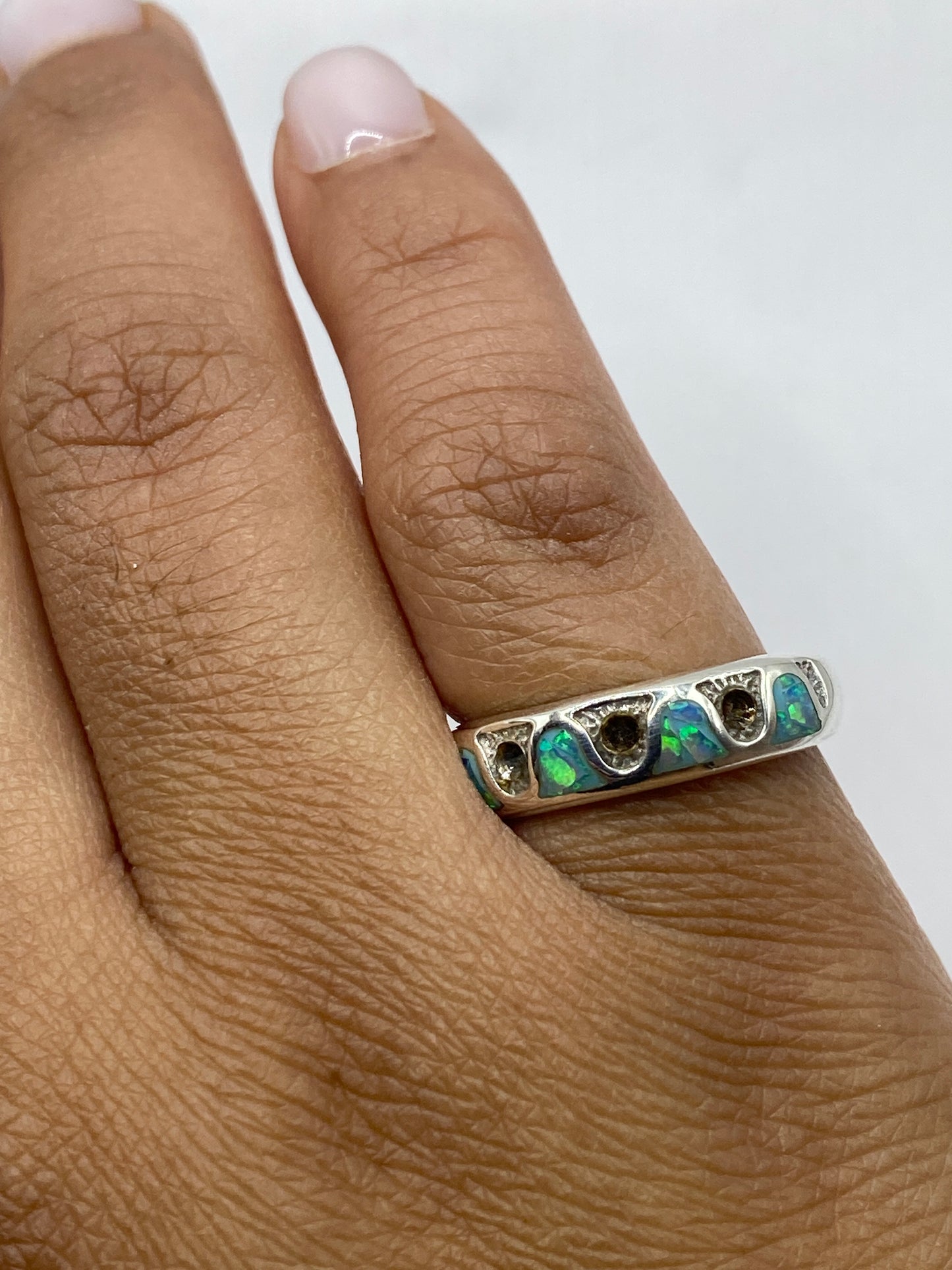 Anillo en dedo con marca hallmark .950 MEXICO visible en el interior