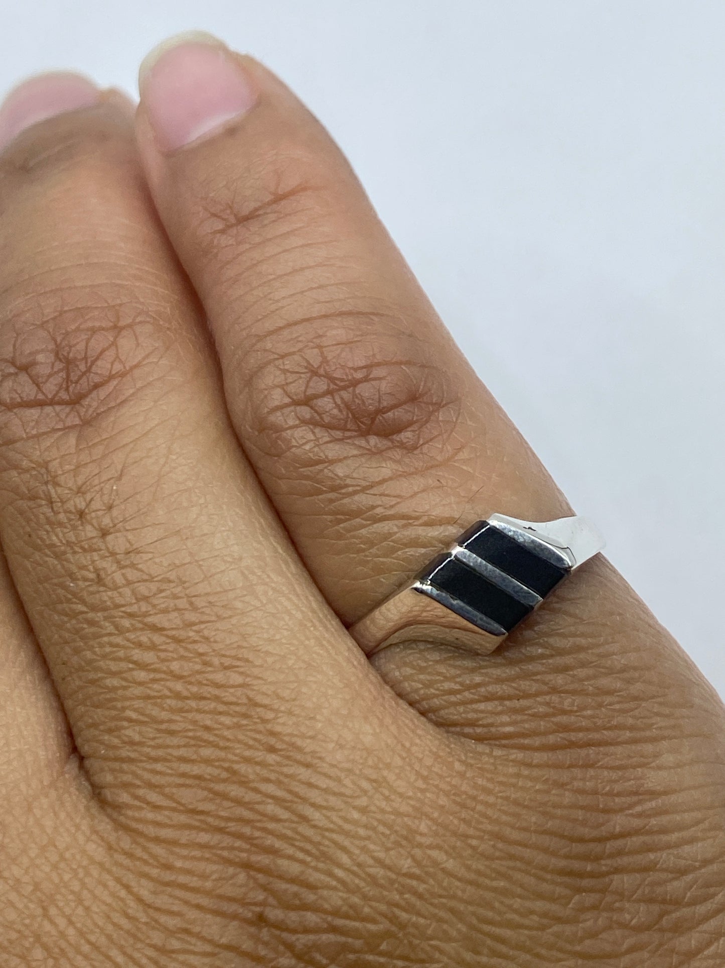 Vista lateral del anillo ónix en plata de Taxco, acabado pulido