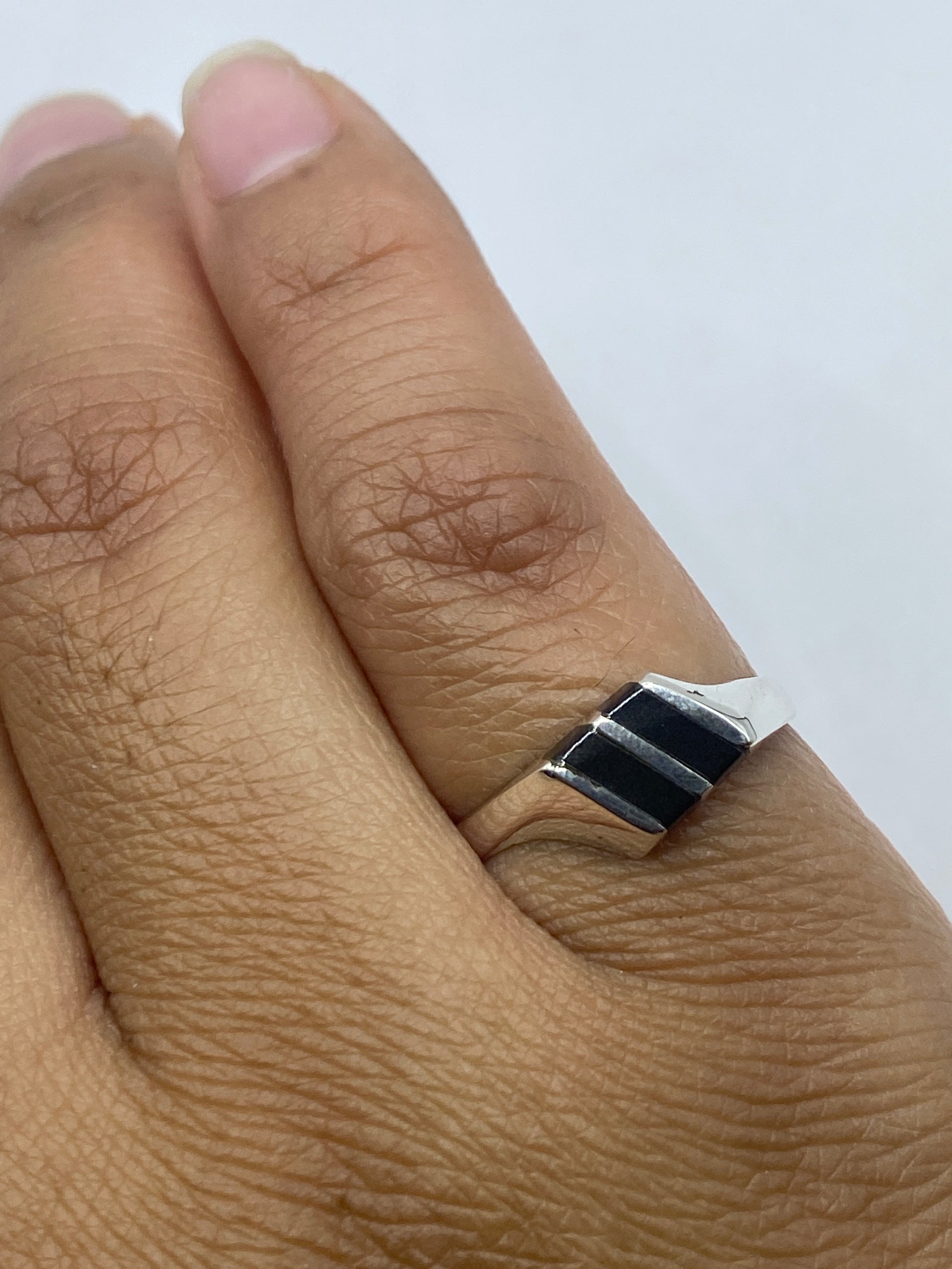 Vista lateral del anillo ónix en plata de Taxco, acabado pulido