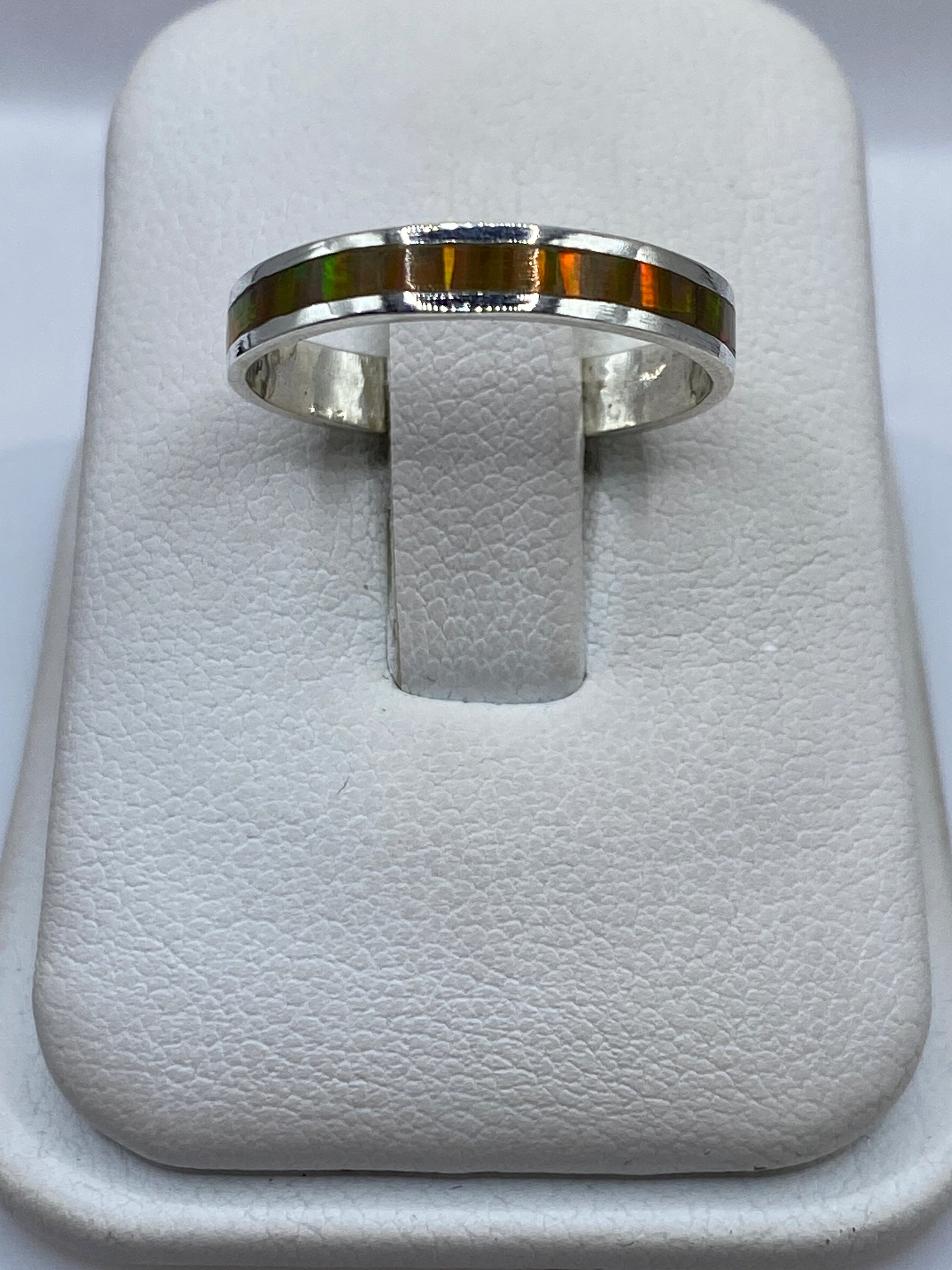 Anillo de plata .950 con ópalo de fuego en tonos naranja y verde sobre blanca texturizada