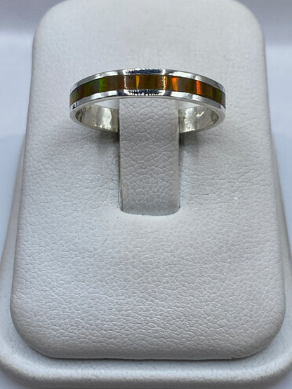 Anillo de plata .950 con ópalo de fuego en tonos naranja y verde sobre blanca texturizada