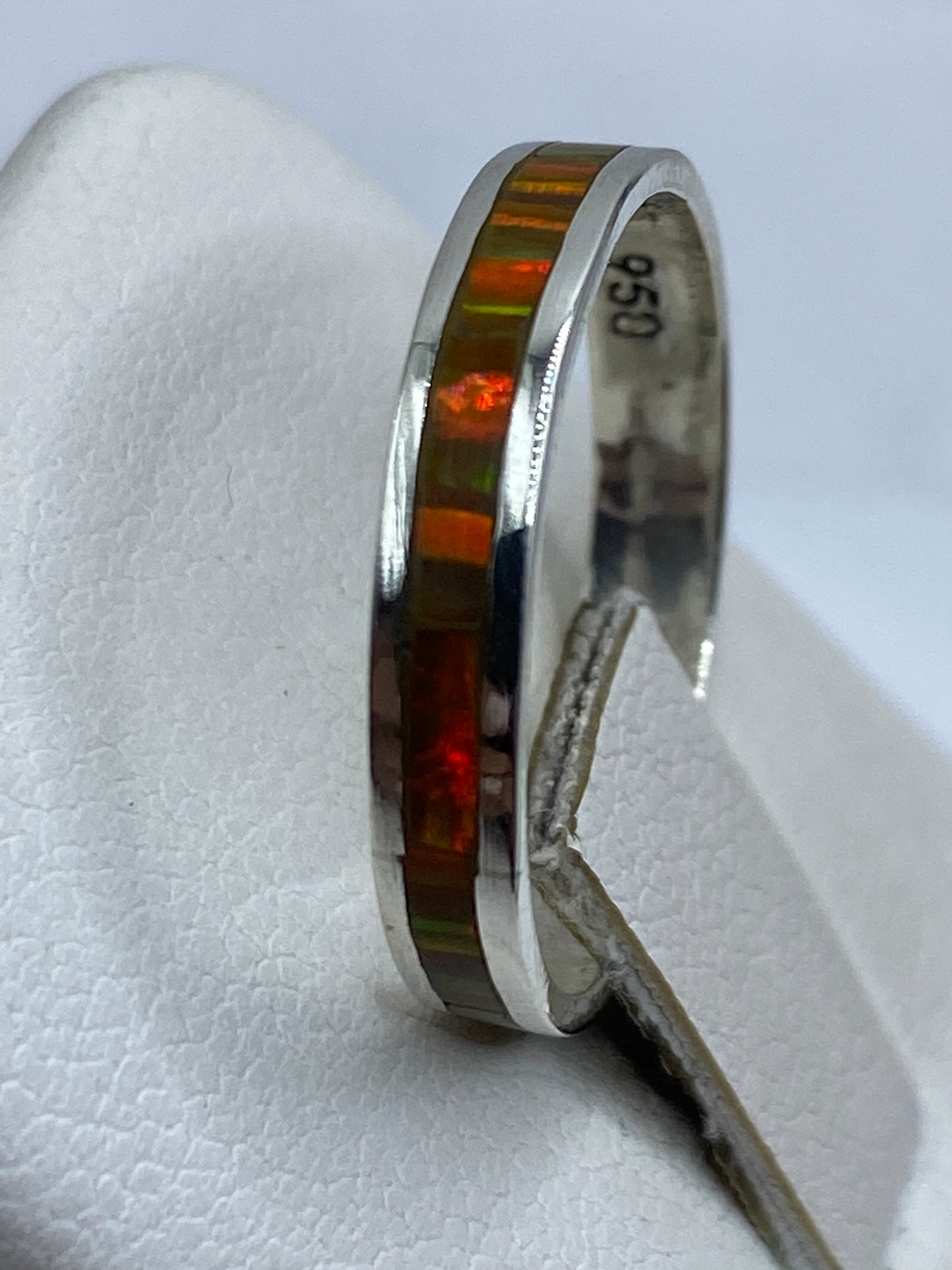 Detalle del ópalo de fuego natural con juego de luz en rojo, naranja y amarillo
