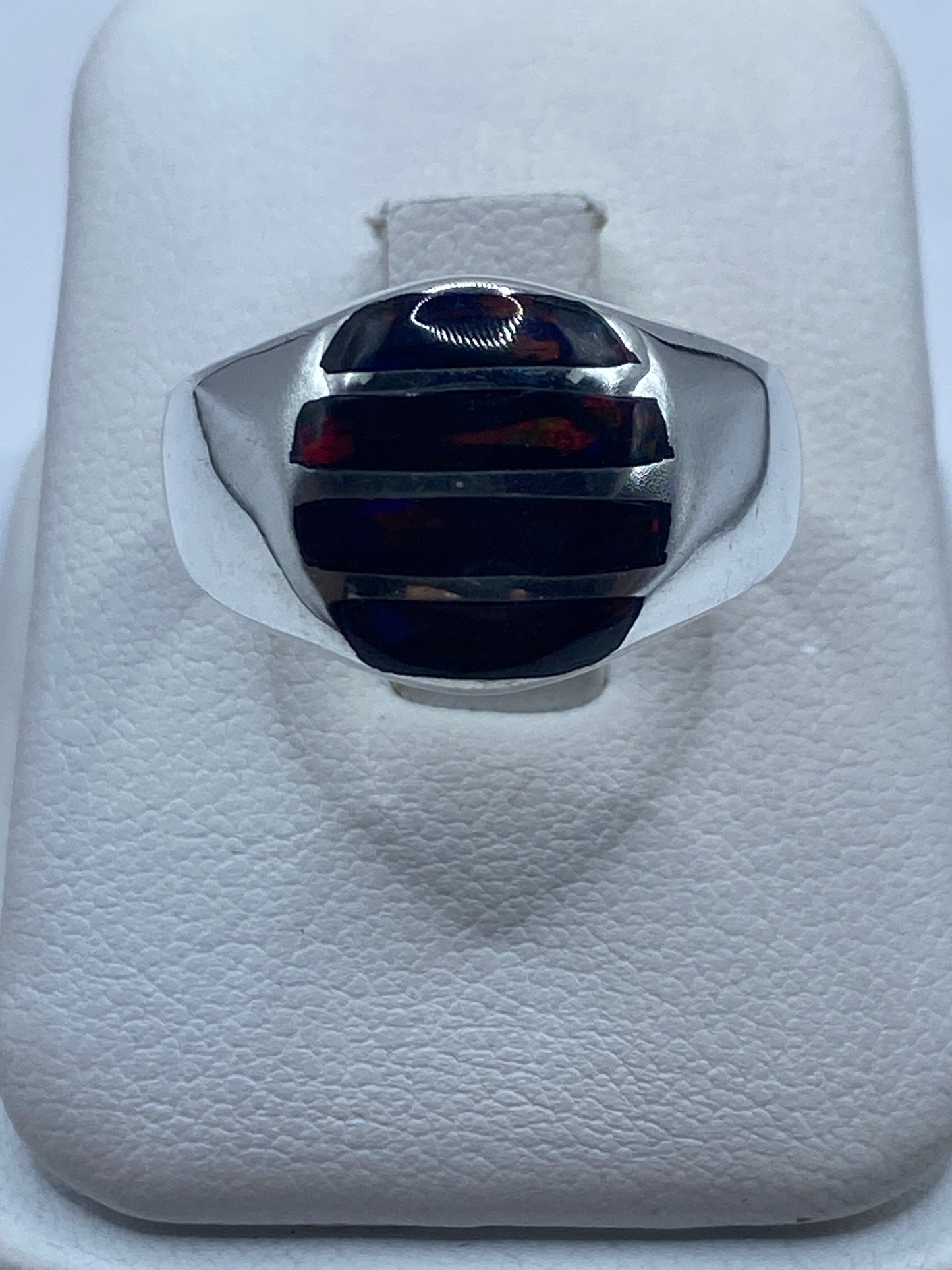 Anillo solitario ópalo de fuego plata .950 mostrando el juego multicolor de la piedra
