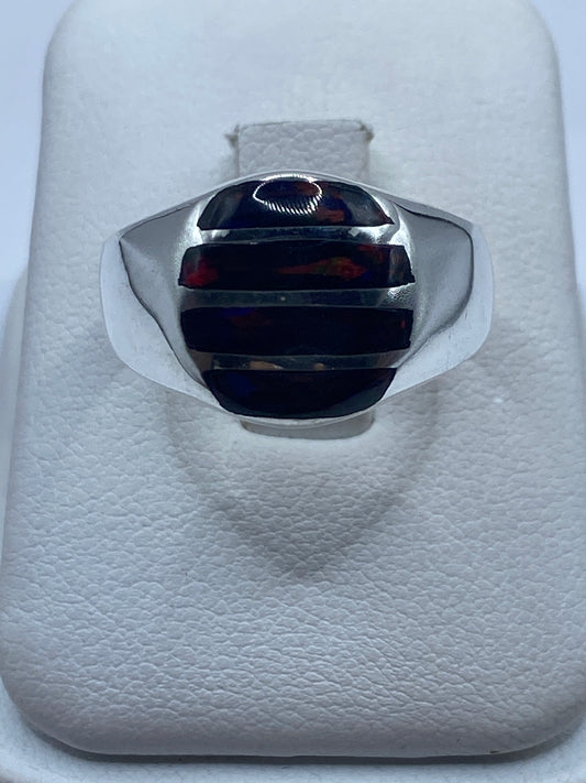 Anillo solitario ópalo de fuego plata .950 mostrando el juego multicolor de la piedra