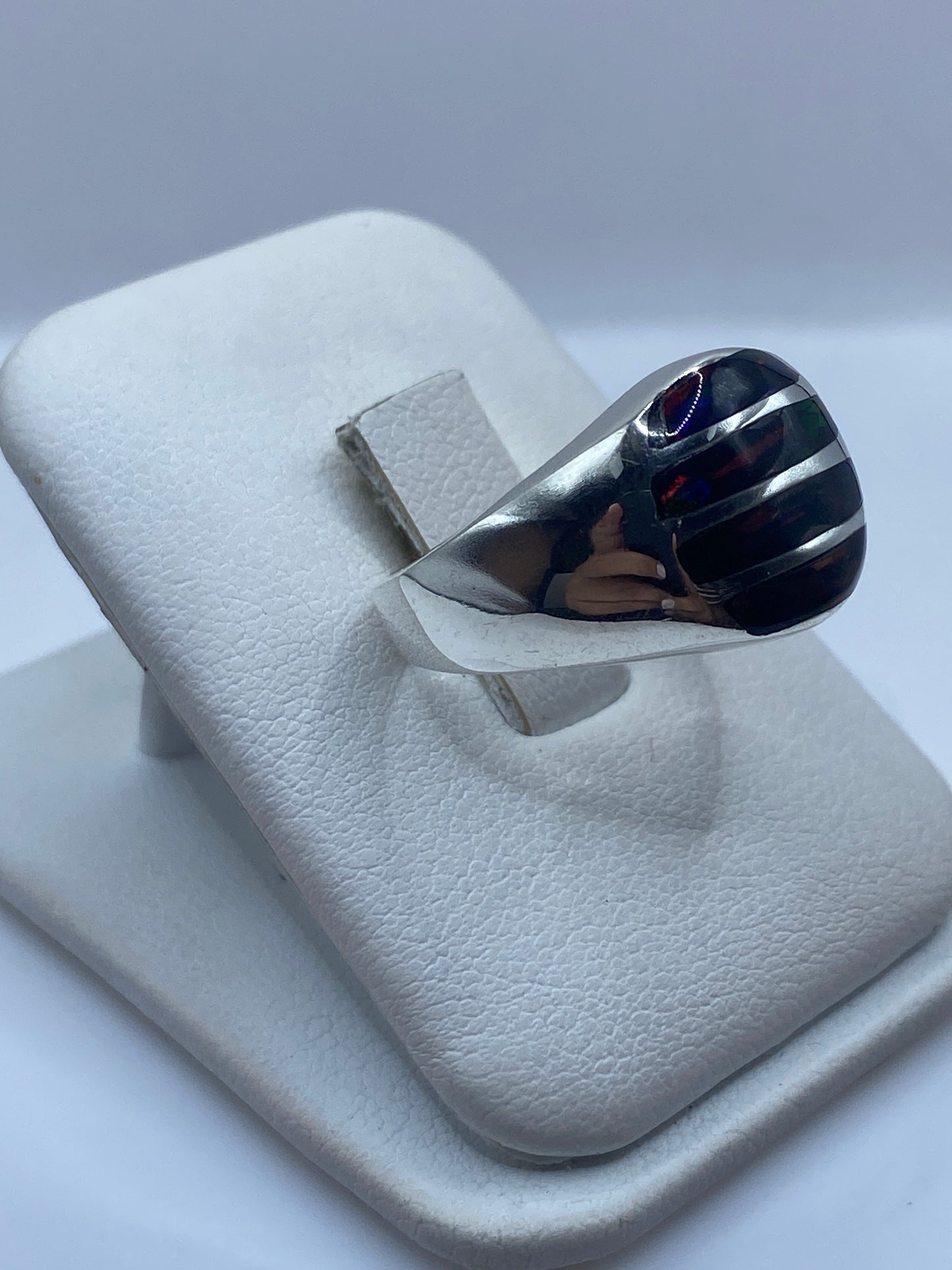 Detalle lateral del anillo con ópalo de fuego en plata .950 de Taxco