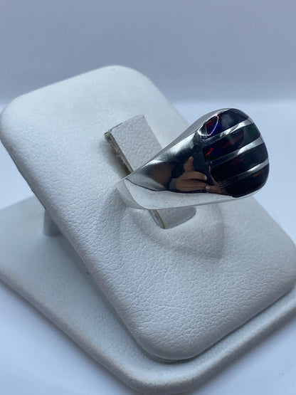 Detalle lateral del anillo con ópalo de fuego en plata .950 de Taxco