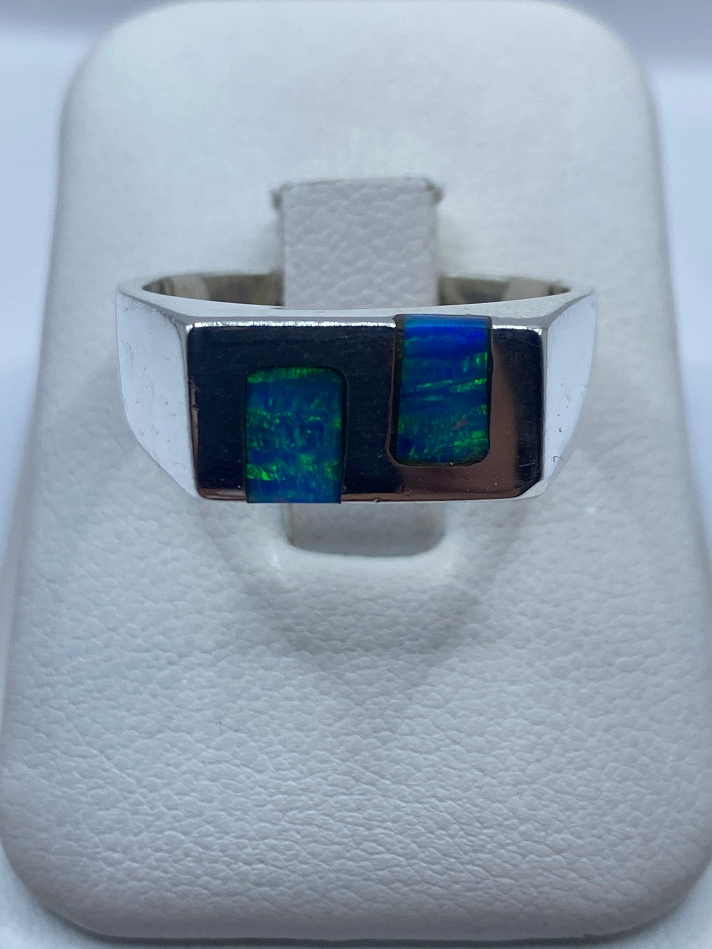 Anillo de plata minimalista con dos piedras de ópalo de fuego azul en marcos rectangulares