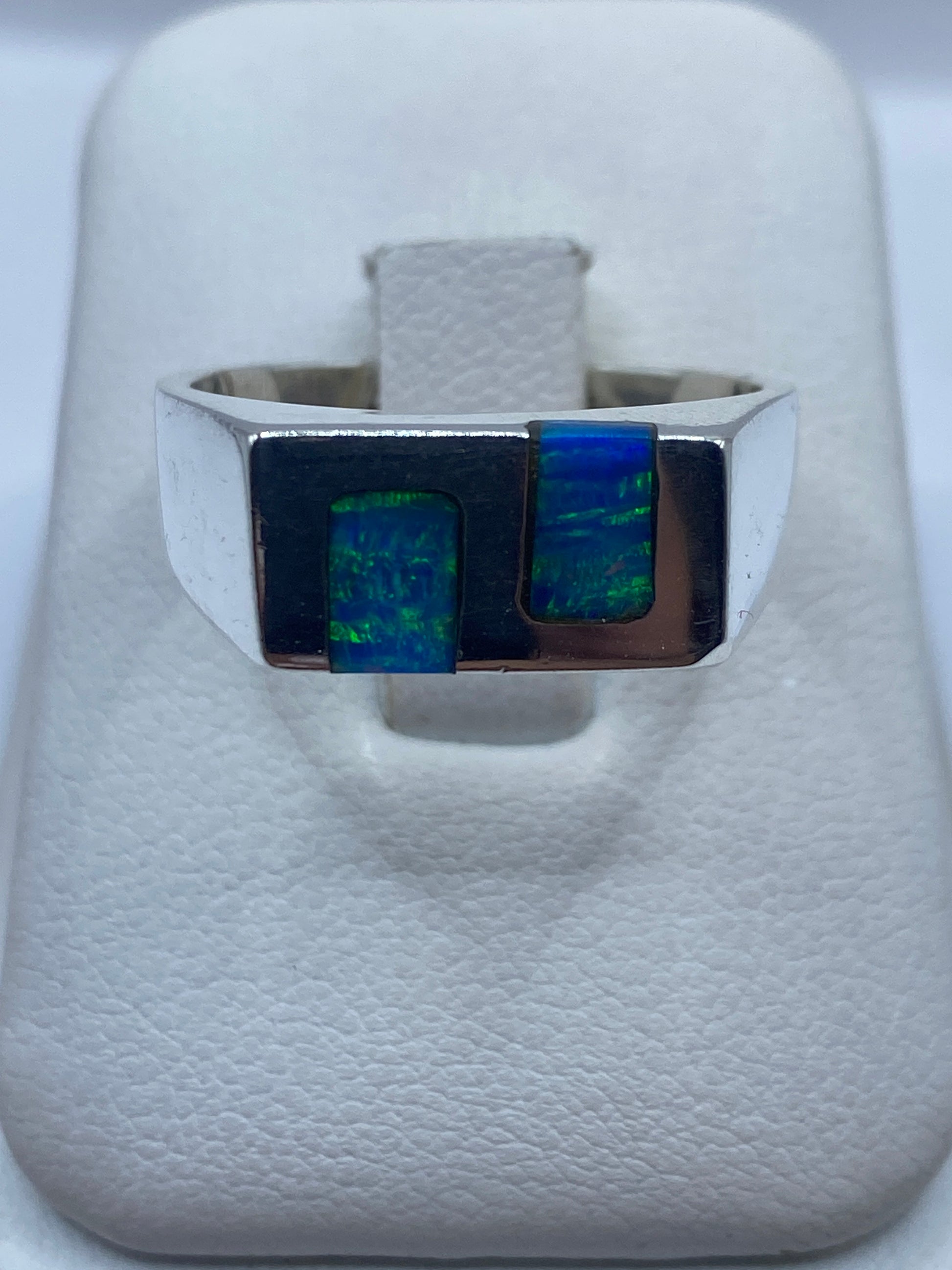 Anillo de plata minimalista con dos piedras de ópalo de fuego azul en marcos rectangulares