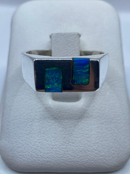 Anillo de plata minimalista con dos piedras de ópalo de fuego azul en marcos rectangulares