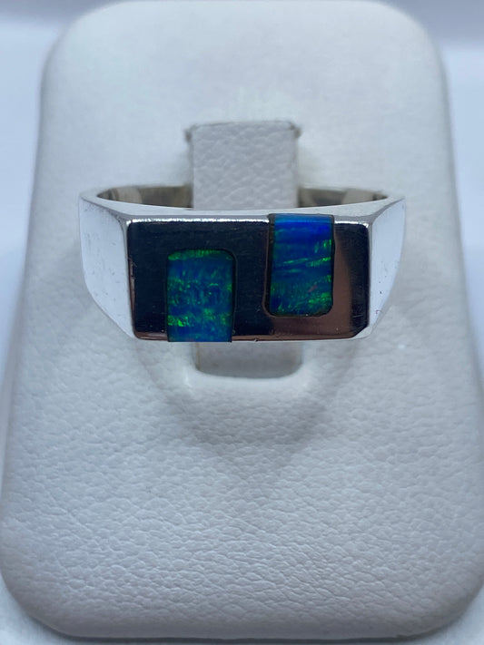 Anillo de plata minimalista con dos piedras de ópalo de fuego azul en marcos rectangulares