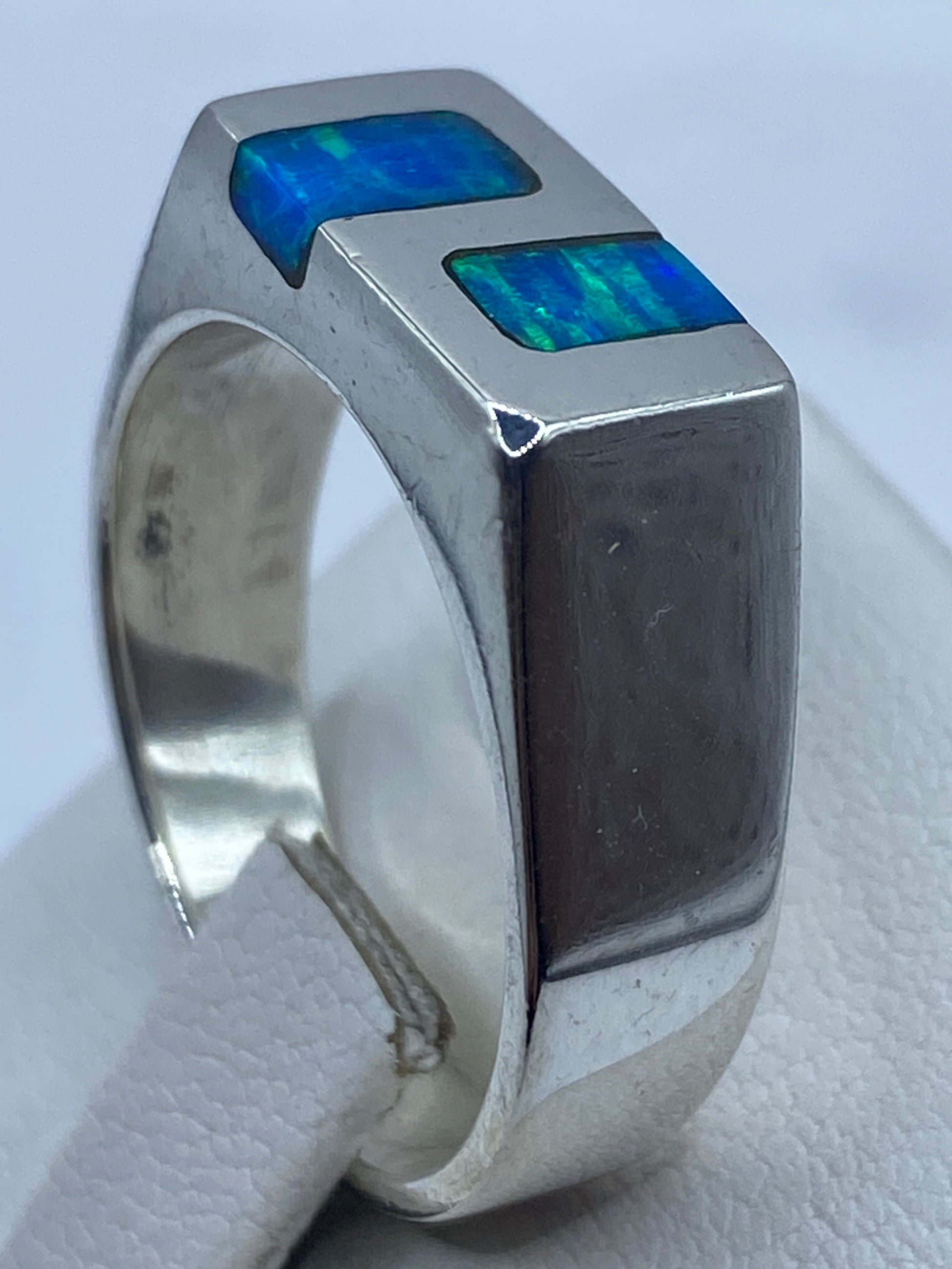 Ópalo de fuego azul con reflejos verdes en el engaste de plata