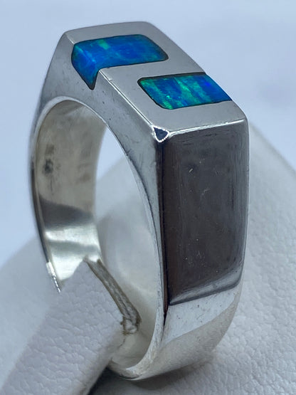 Ópalo de fuego azul con reflejos verdes en el engaste de plata