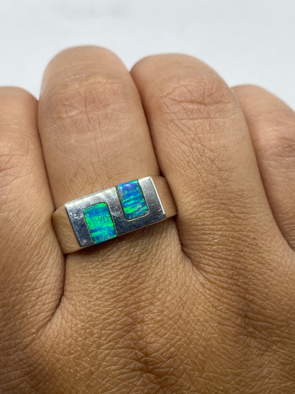 Anillo sobre fondo blanco revelando el sello 925 MEXICO y la talla
