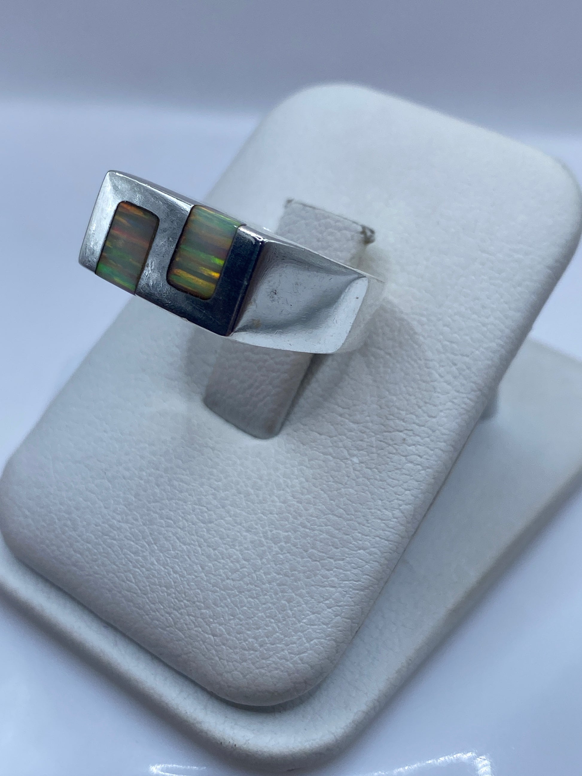 Diseño arquitectónico del anillo visto desde arriba en caja de presentación blanca