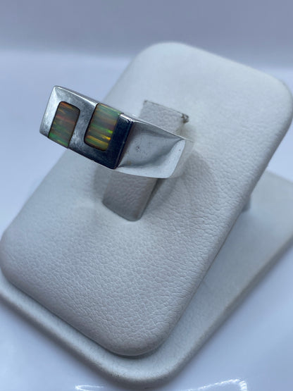 Diseño arquitectónico del anillo visto desde arriba en caja de presentación blanca
