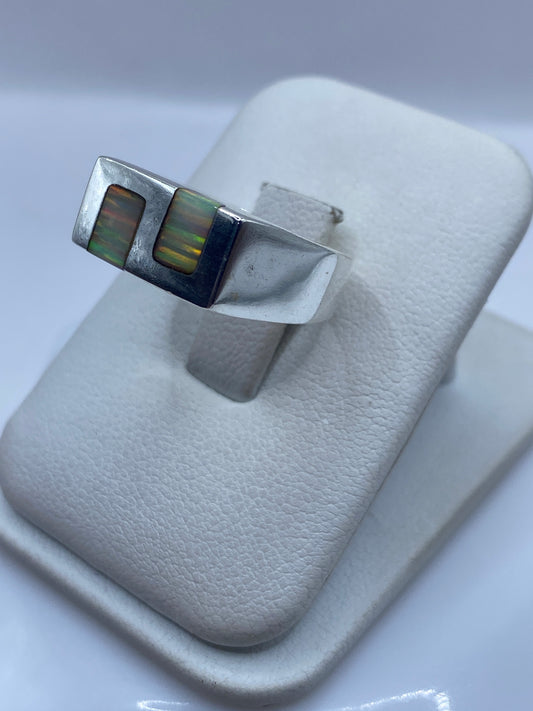 Diseño arquitectónico del anillo visto desde arriba en caja de presentación blanca