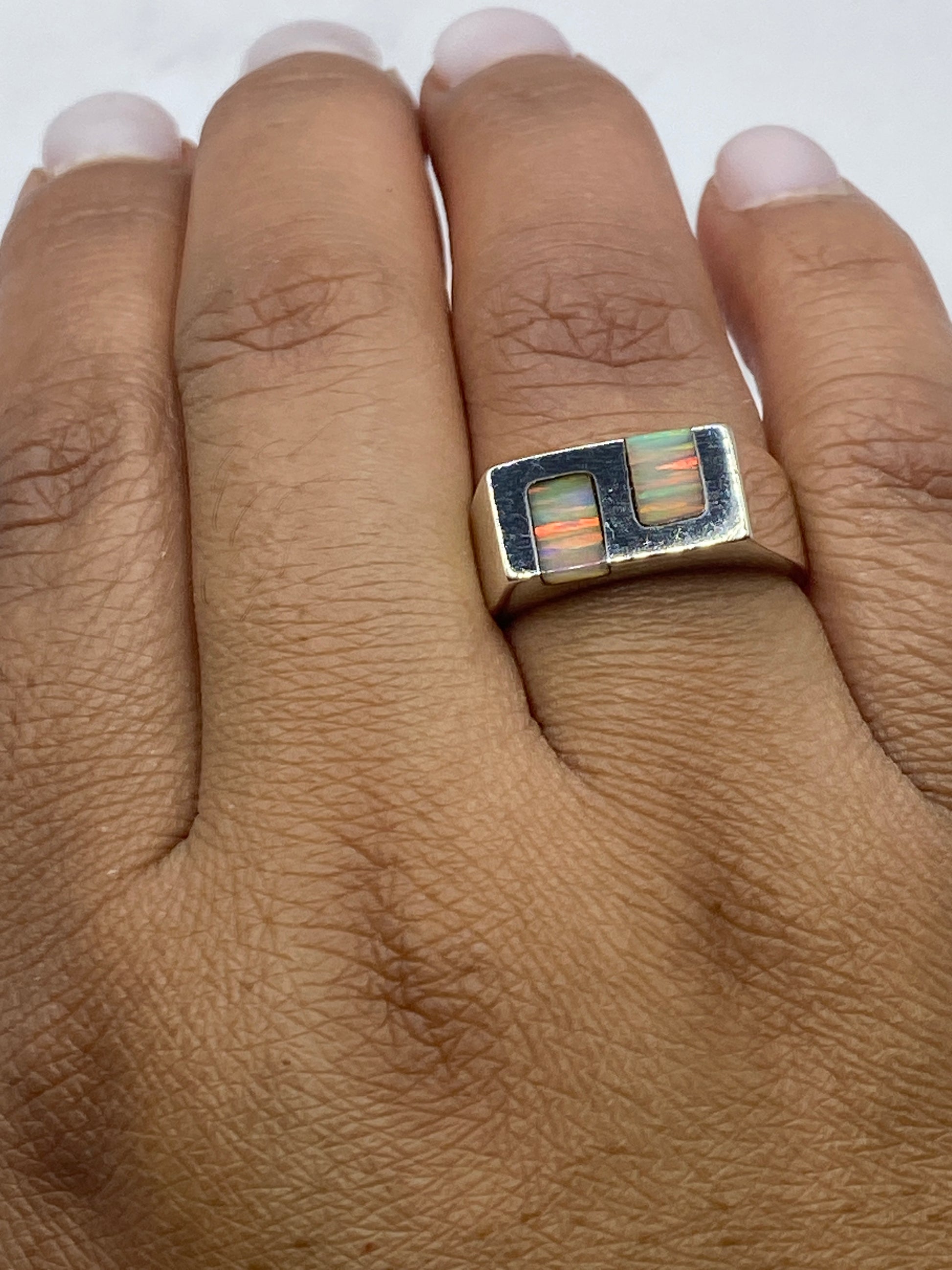 Sello .925 MEXICO grabado en la banda interna del anillo de plata