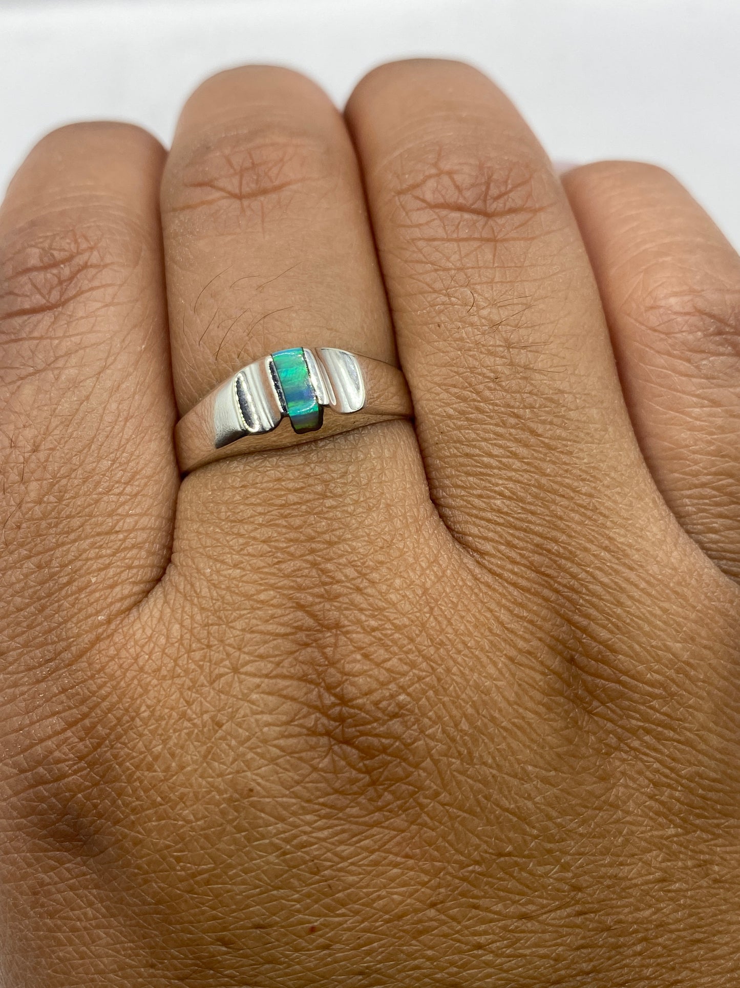 Anillo en mano femenina con sello .925 MEXICO visible en la banda interior