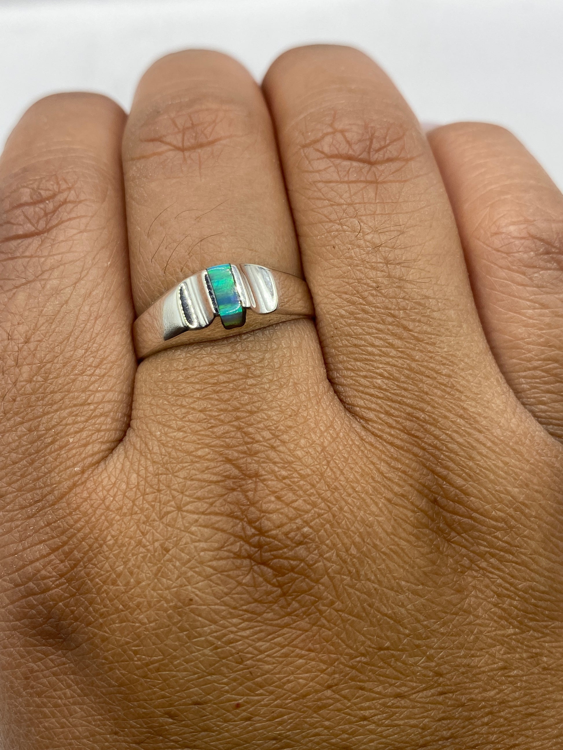 Anillo en mano femenina con sello .925 MEXICO visible en la banda interior