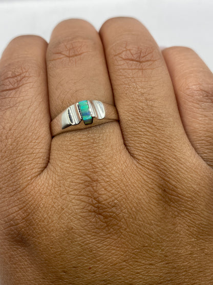 Anillo en mano femenina con sello .925 MEXICO visible en la banda interior