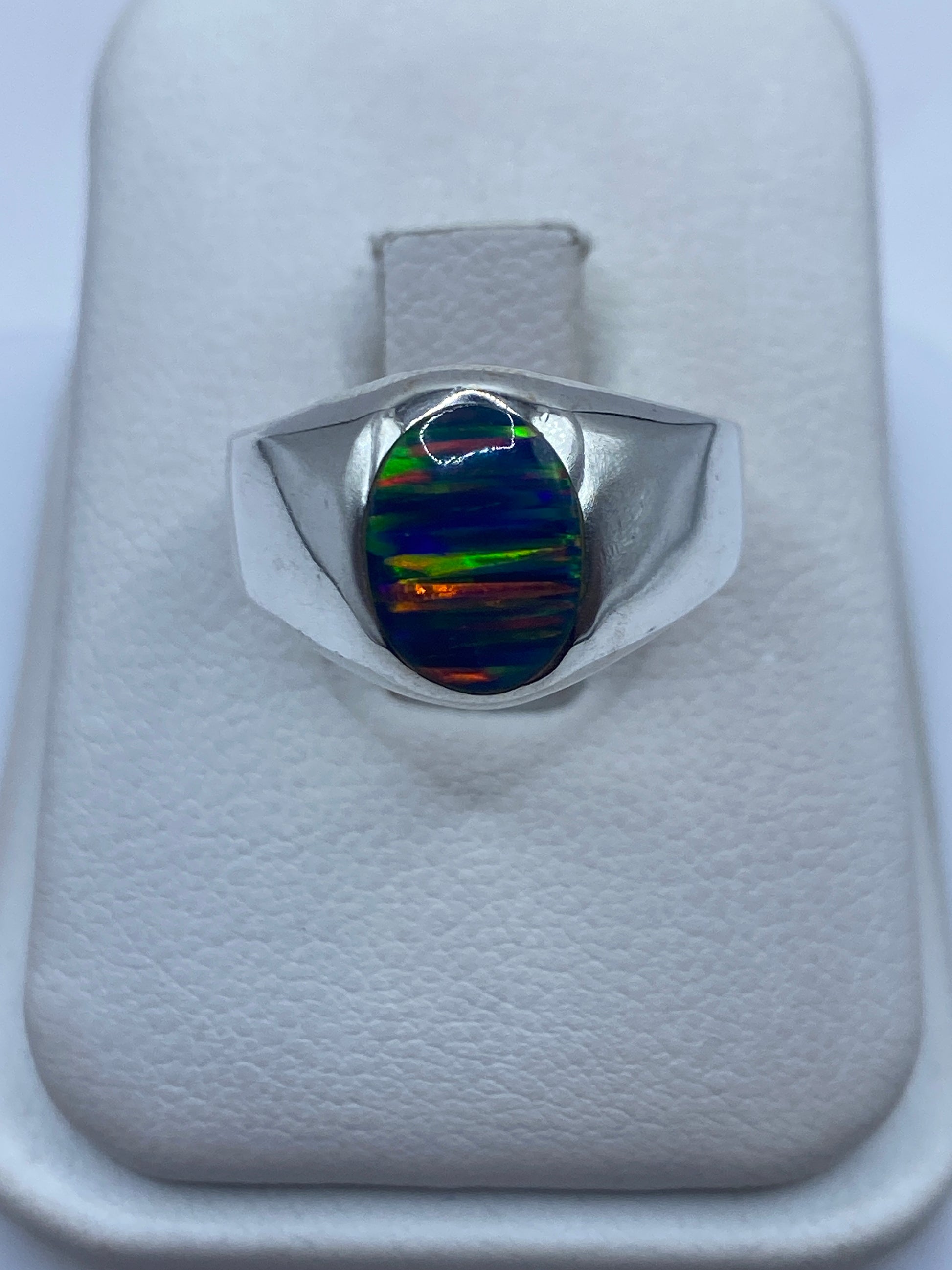 Anillo solitario con ópalo de fuego multicolor en plata .925 sobre fondo blanco
