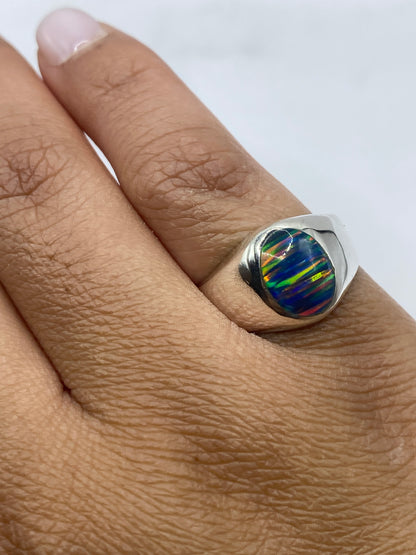 Anillo en dedo mostrando juego natural de colores del ópalo de fuego