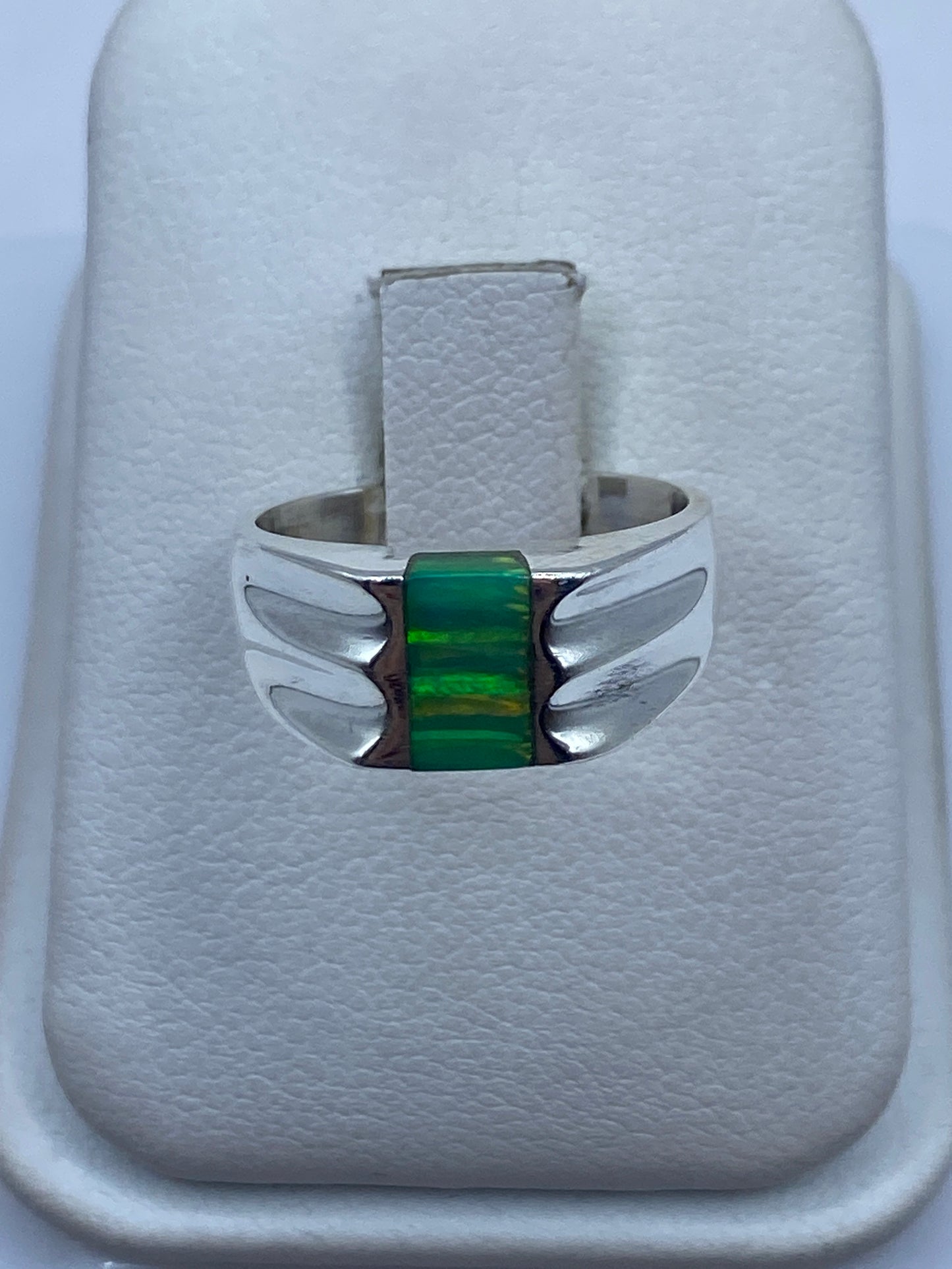Anillo de plata .950 con ópalo de fuego verde limón en estuche blanco, vista frontal