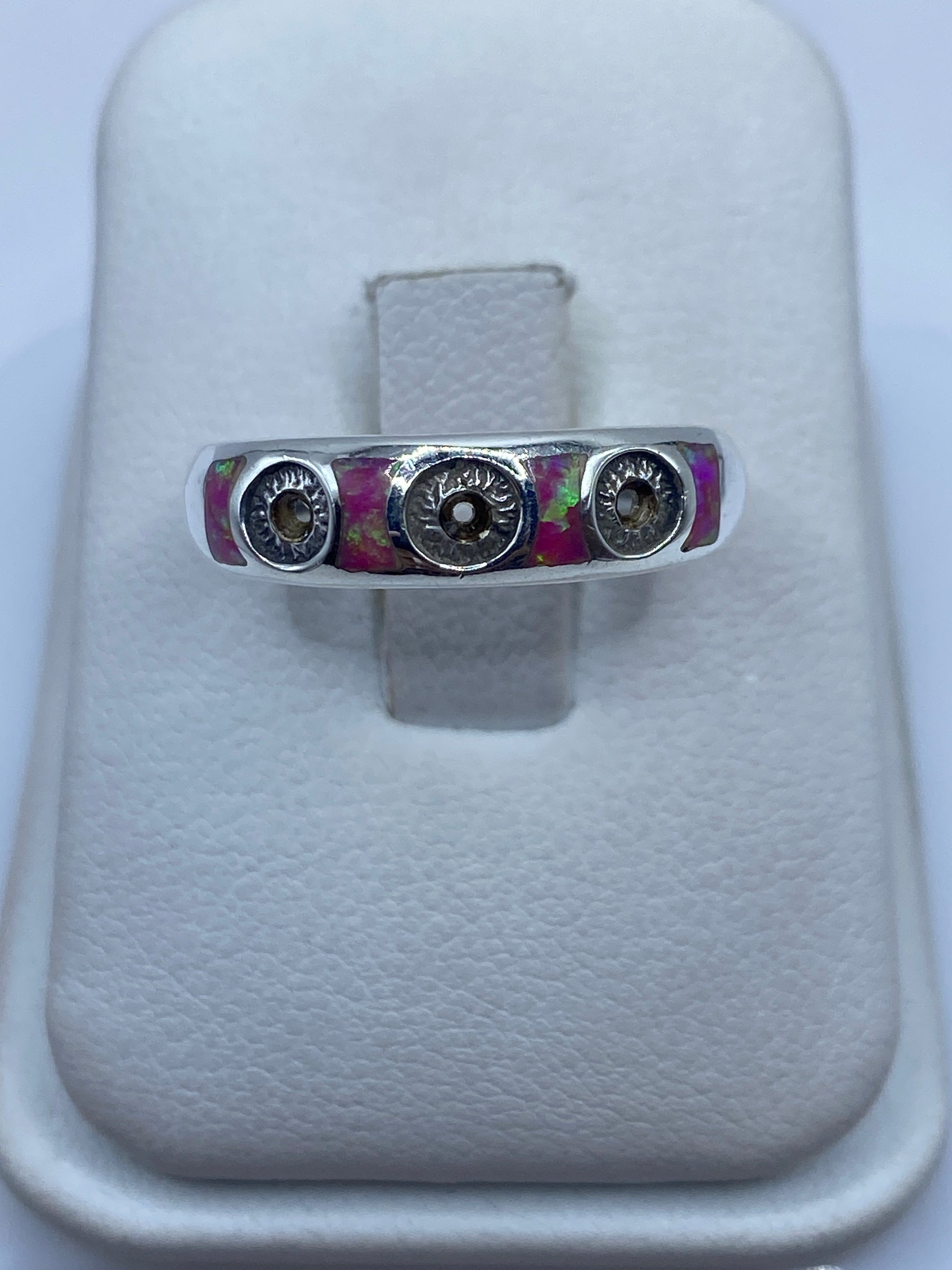 Anillo de plata .950 con ópalo de fuego rosa brillante en vitrina blanca
