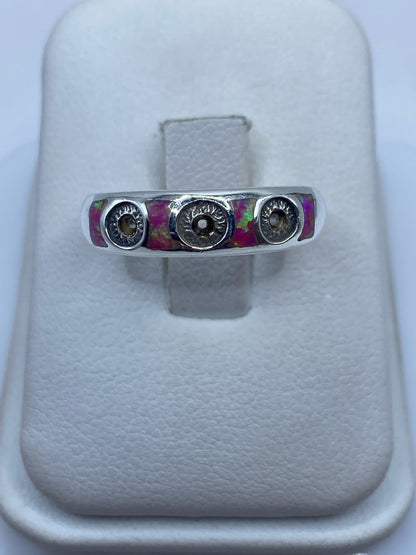 Anillo de plata .950 con ópalo de fuego rosa brillante en vitrina blanca