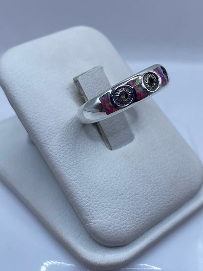 Vista lateral del anillo de plata con ópalo rosa mostrando el engaste artesanal