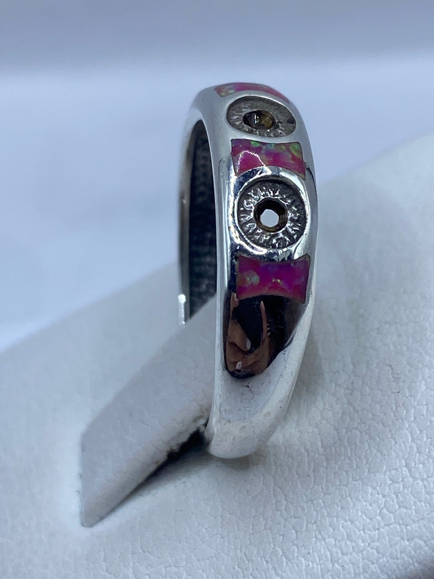Ópalo de fuego rosa con brillo iridiscente en anillo de plata pura