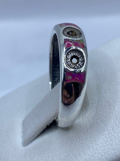 Ópalo de fuego rosa con brillo iridiscente en anillo de plata pura