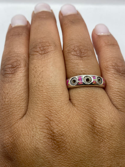 Anillo de plata sobre fondo gris mostrando el sello 950 en la banda